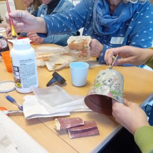 Dekorative Servietten Werden Mit Pinsel Und Leim Auf Pflanztöpfe Geklebt.