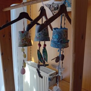 Fertige Gartendekorationen Hängen An Einer Garderobe.