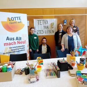 Mitglieder Des LOTTE-Teams Präsentieren Den Upcyclingstand Zum Mitmachnachmittag Im Rathaus.